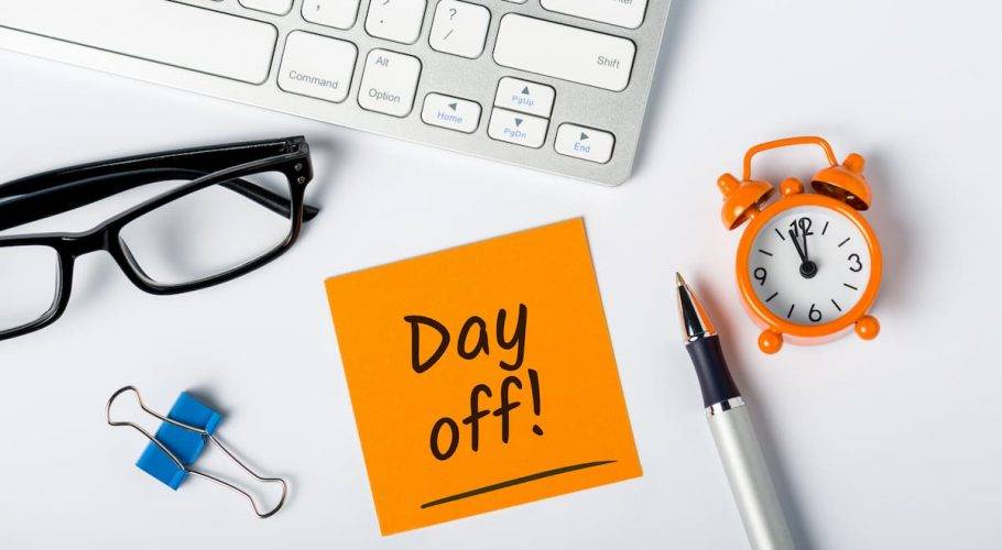 TAKING TIME OFF WORK PROMOTES WORK-LIFE HARMONY 1 day off from work and its common guidelines at workplaces and statutory laws and compliances in UK explained by Papershift min 910x500 1